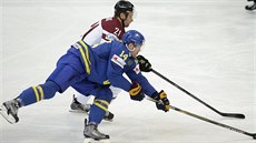 Švédský hokejista Mattias Ekholm (vpravo) v souboji s Armandsem Berzinšem z... Švédský hokejista Mattias Ekholm (vpravo) v souboji s Armandsem Berzinšem z...