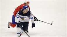 Finský hokejista Antti Pihlström ujídí Mortenu Askovi z Norska.