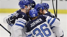 Fintí hokejisté se radují z gólu v duelu s Finskem.
