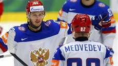 Jevgenij Dadonov (vlevo) slaví ruský gól spolen Jevgenijem Medvedvem.