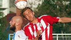Ústecký Tomáš Smola (vlevo) s hlavičkovém souboji se žižkovským Tomášem Součkem. Ústecký Tomáš Smola (vlevo) s hlavičkovém souboji se žižkovským Tomášem Součkem.