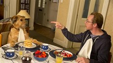 Simon Pegg a pes mluvící hlasem Robina Williamse ve filmu Absolutně cokoli Simon Pegg a pes mluvící hlasem Robina Williamse ve filmu Absolutně cokoli