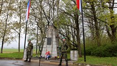 Masakr estnácti mu popravených na konci bezna 1945 nacisty u Bratruova...