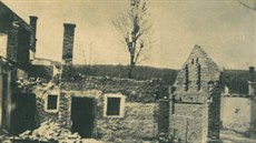 Dvůr domu v Javoříčku, v němž žily Anežka Suchánková a Květoslava Maidlová, a... Dvůr domu v Javoříčku, v němž žily Anežka Suchánková a Květoslava Maidlová, a...