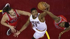 Tristan Thompson (uprosted) z Clevelandu stahuje mí, bojují s ním Aaron...