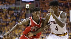 Jimmy Butler (vlevo) z Chicaga se pokouí o nájezd kolem Imana Shumperta z...