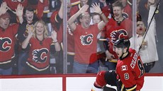 Joe Colborne z Calgary slaví svj gól.