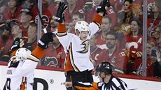 Corey Perry a Patrick Maroon (zprava) oslavují trefu Anaheimu proti Calgary.