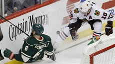 Marco Scandella (vlevo) z Minnesoty a Patrick Sharp z Chicaga koní po...