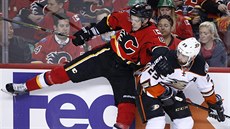 Francois Beauchemin (vpravo) z Anaheimu a Joe Colborne z Calgary po souboji u...