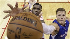 Terrence Jones (vlevo) z Houstonu a Blake Griffin z LA Clippers bojují o mí na...