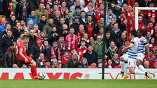 Philippe Coutinho z Liverpoolu (vlevo) pesn pálí na branku QPR.