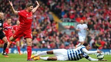 JÁ SE HO NEDOTKL, FAKT NE. Kapitán Liverpoolu Steven Gerrard (vlevo) v souboji...