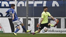 Klaas Jan Huntelaar (vlevo) ze Schalke pekonává gólmana Stuttgartu Svena...