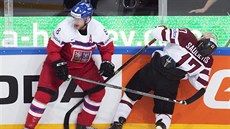 Český obránce Jan Hejda (vlevo) bojuje u mantinelu s Lotyšem Robertsem... Český obránce Jan Hejda (vlevo) bojuje u mantinelu s Lotyšem Robertsem...