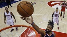 Nene Hilario z Washingtonu dává ko v duelu s Atlantou