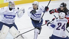 Francouzský gólman Ronan Quemener (vlevo) zasahuje v duelu s Kanadou. Francouzský gólman Ronan Quemener (vlevo) zasahuje v duelu s Kanadou.