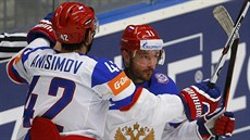 Ruský útoník Ilja Kovaluk (vpravo) slaví se spoluhráem Artmem Anisimovem...