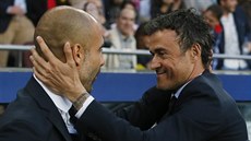 VÍTEJ ZPÁTKY, KAMARÁDE. Barcelonský kou Luis Enrique (vpravo) se zdraví s...