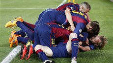 ZAVALENÝ STELEC. Fotbalisté Barcelony se sesypali na Lionela Messiho.