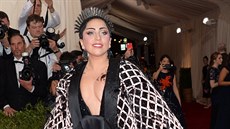 Lady Gaga na MET Gala (New York, 4. kvtna 2015)