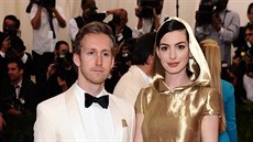 Anne Hathawayová a Adam Shulman na MET Gala (New York, 4. kvtna 2015)