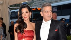 George Clooney a jeho manelka Amal na MET Gala (New York, 4. kvtna 2015)