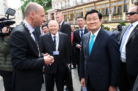 Primátor Petr Kulhánek vítá prezidenta Vietnamu Truong Tan Sanga.