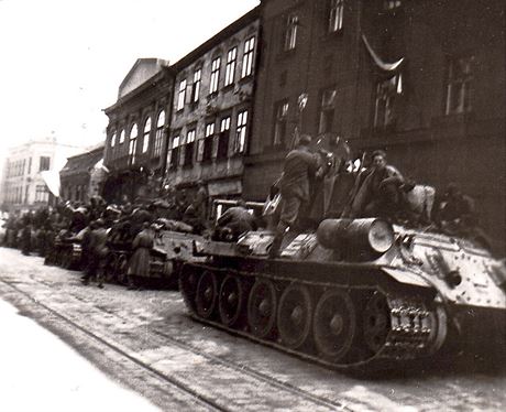 Rudá armáda v dnení Komenského ulici, která nesla za protektorátu jméno...