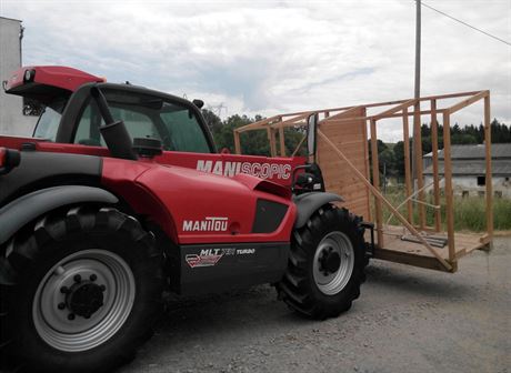 Odcizený naklada Manitou. V soutu s moderním traktorem New Holland zmizela...