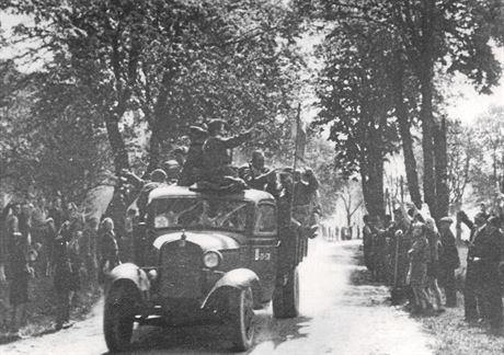 Takto archivní fotografie zachytila píjezd Rudé armády do Blanska.