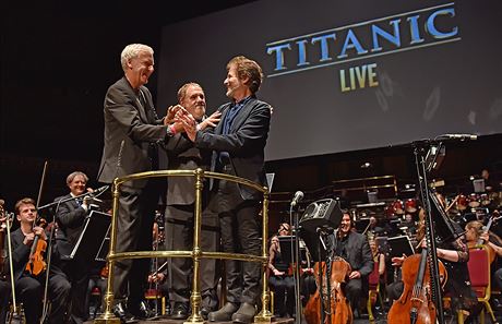 Z premiéry show Titanic Live v londýnské Royal Albert Hall. Zleva reisér...