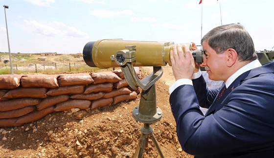 Turecký premiér Ahmet Davutoglu u hrobky áha Sulejmana na území Sýrie (11....