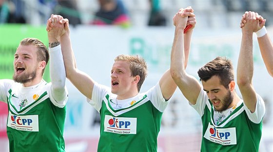Jablonetí fotbalisté Bene, Kopic a Pospíil (zleva) se radují z výhry nad...