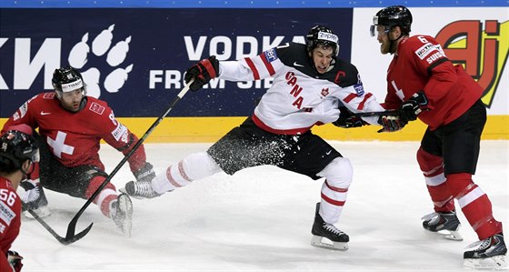 Sidney Crosby ve výcarském sevení. Zahákoval ho Kevin Romy (vlevo), kterému...