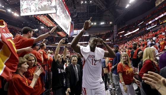 Dwight Howard z Houstonu slaví postup do semifinále NBA.