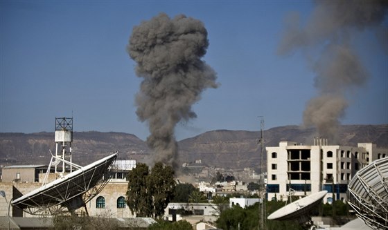 Arabská koalice po konci pímí obnovila v nedli letecké údery na povstalce v Jemenu (snímek je z pedchozích boj).