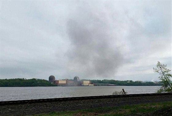 Kou nad elektrárnou Indian Point v americkém stát New York.