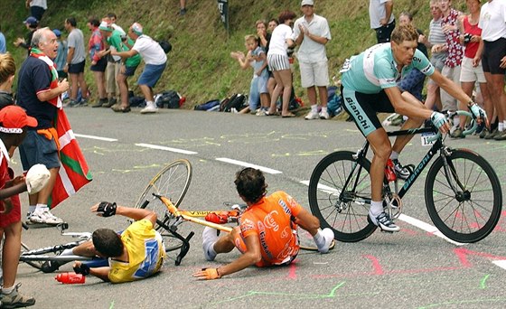 KARAMBOL V KOPCI. Lance Armstrong, který v Tour de France 2003 míí za...