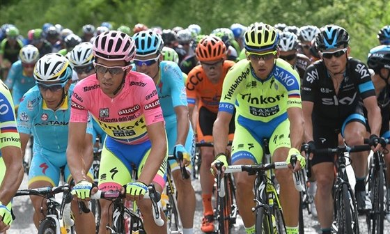 Alberto Contador (v rovém) a Roman Kreuziger (vpravo)