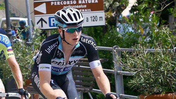 Cyklista Petr Vako v pelotonu italského Gira