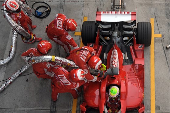 Tankování paliva do monopostu F1 Felipeho Massy pi zastávce v boxech.