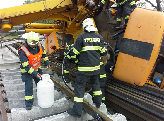 Revitalizaci tyicetikilometrového úseku trati 238 v úseku Hlinsko v echách - Medleice.pozastavil v kvtnu automobilový jeáb spolenosti Skanska, který se pevrátil na ob staniní koleje v Medleicích. 