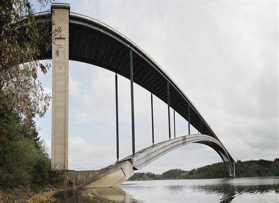 ákovský most se v dob výstavby pynil titulem nejvtí jednoobloukový...