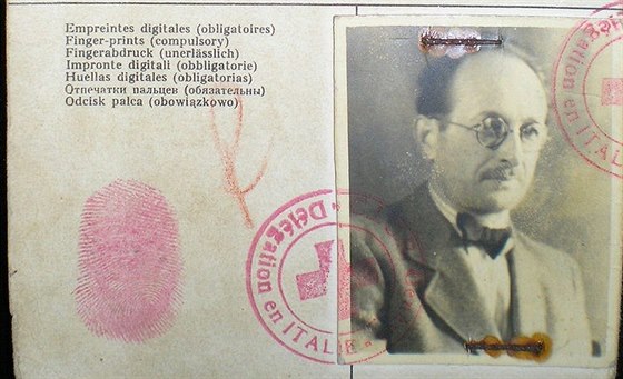 Pas Ricarda Klementa vydaný erveným kíem, který Eichmann pouil v roce 1950...