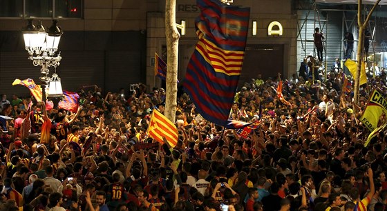 Fanouci Barcelony slaví titul na Las Ramblas.