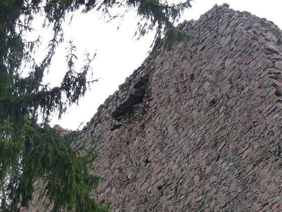 Odlomený kus zdiva, kvli kterému je hrad v Liticích uzaven.