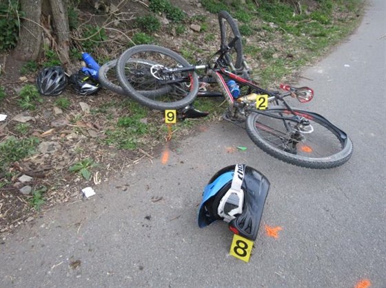 Místo nehody vetn poniených kol a ponechané pilby mladého motorkáe.