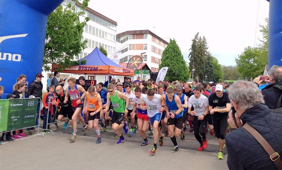 Start hlavního závodu deset kilometr. Pozdjí vítz Vítek Pavlita v...