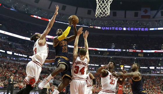LeBron James z Clevelandu zakonuje v utkání proti Chicagu.